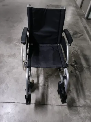 Silla de ruedas y muletas