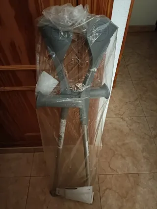 Silla de ruedas y muletas