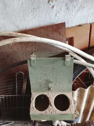 Comedero metálico verde para pájaros