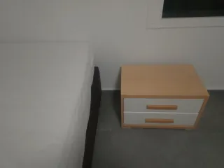 Cama individual con base tapizada. Regalo mesita