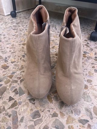 Botines tacón beige