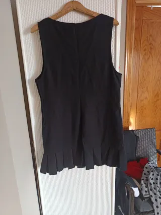 Vestido negro con volantes