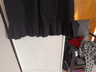 Vestido negro con volantes