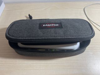Estuche Eastpak gris