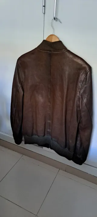 Cazadora de cuero marrón