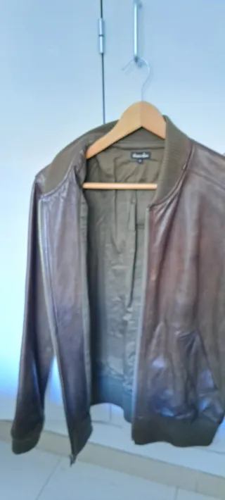 Cazadora de cuero marrón