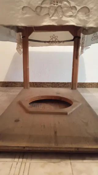 Mesa camilla de madera con tarima