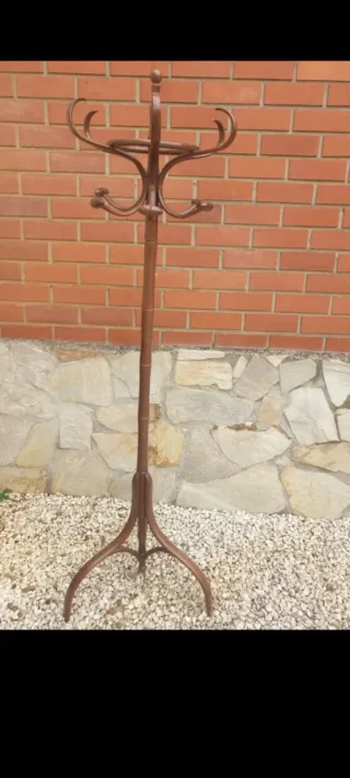 Perchero de pie de madera