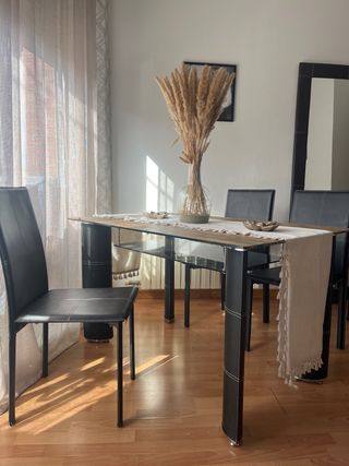 Mesa de comedor con 4 sillas