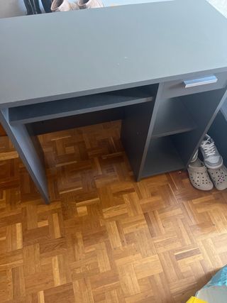 Mesa de escritorio gris y plateada
