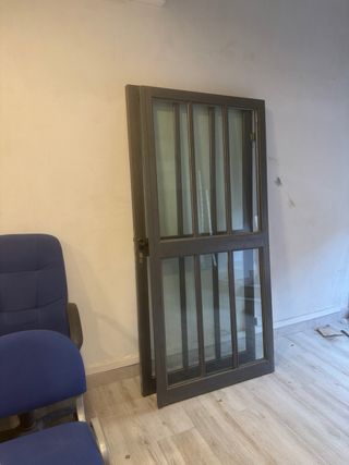 Puerta metálica completa