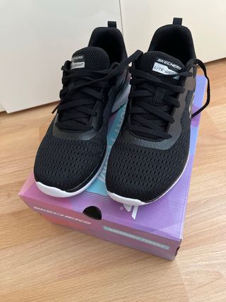 Zapatillas Skechers Negras y Blancas