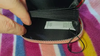 Pañuelo y monedero , tonos similares.