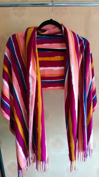 Pañuelo y monedero , tonos similares.