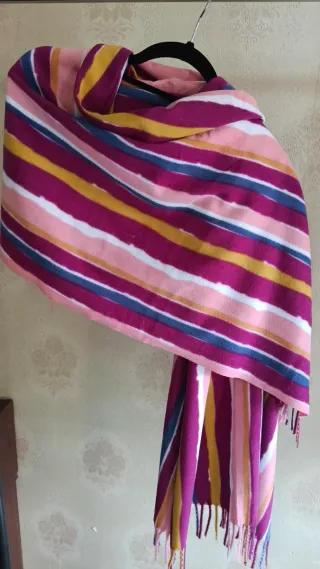 Pañuelo y monedero , tonos similares.