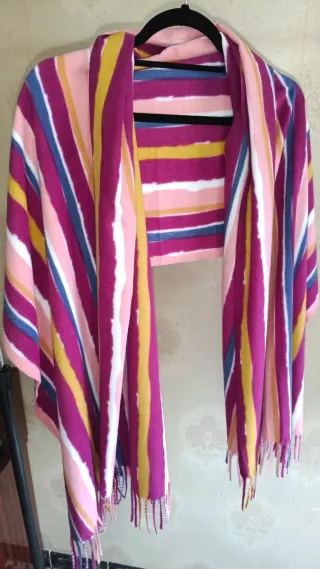 Pañuelo y monedero , tonos similares.