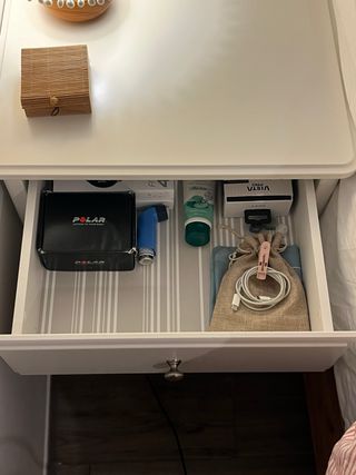 Mesita de noche blanca y madera