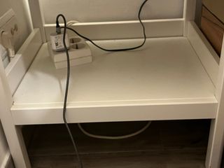 Mesita de noche blanca y madera