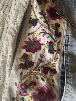 Cazadora vaquera Desigual bordada