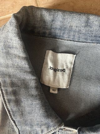 Cazadora vaquera Desigual bordada