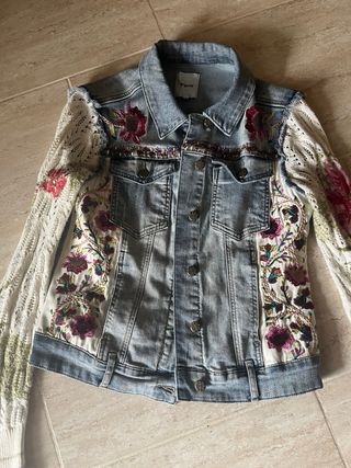 Cazadora vaquera Desigual bordada