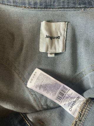 Cazadora vaquera Desigual bordada