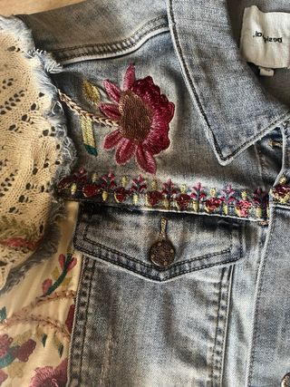 Cazadora vaquera Desigual bordada
