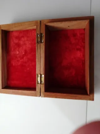 Cajita de madera con interior rojo