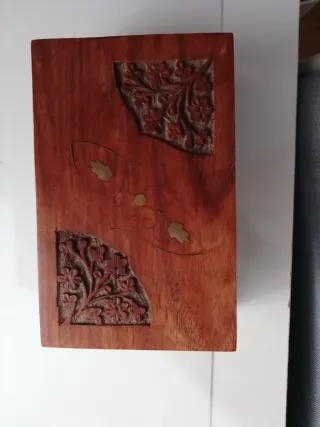 Cajita de madera con interior rojo