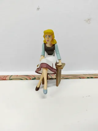 Figura Cenicienta Sentada Zapato Cristal Bullyland