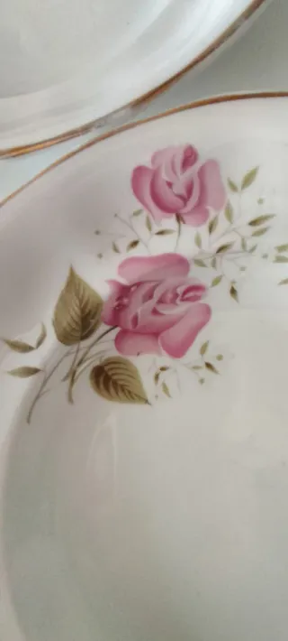 4 Platos hondos Antiguos de Loza Fina con dibujo.