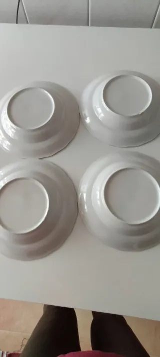 4 Platos hondos Antiguos de Loza Fina con dibujo.