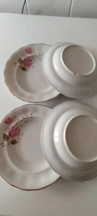 4 Platos hondos Antiguos de Loza Fina con dibujo.