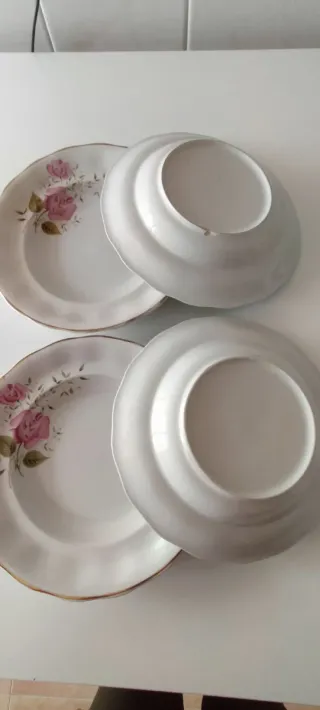 4 Platos hondos Antiguos de Loza Fina con dibujo.