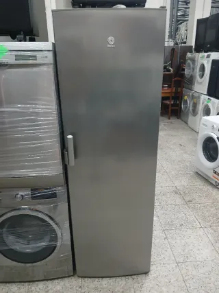 Congelador vertical plateado