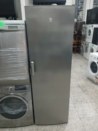 Congelador vertical plateado