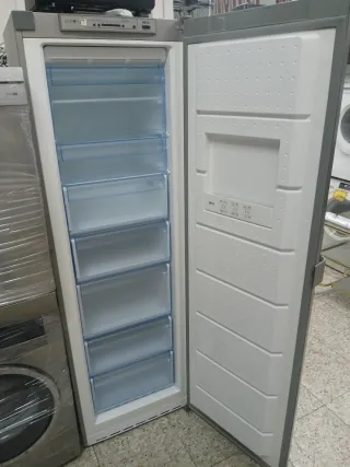 Congelador vertical plateado