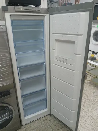 Congelador vertical plateado