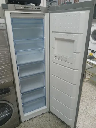 Congelador vertical plateado