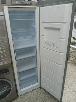 Congelador vertical plateado