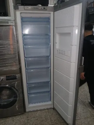 Congelador vertical plateado