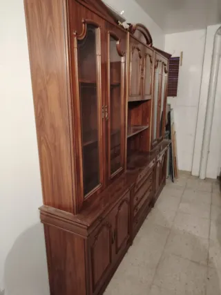 Mueble bar de madera con vitrina