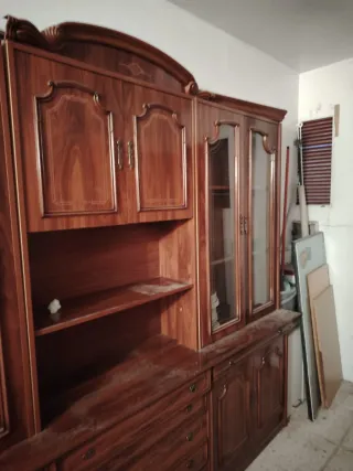 Mueble bar de madera con vitrina