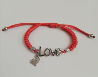 Pulsera cuero LOVE y dije de corazón.