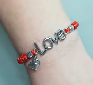 Pulsera cuero LOVE y dije de corazón.