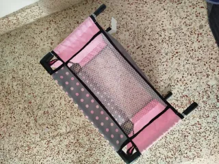 Cuna de juguete rosa y gris