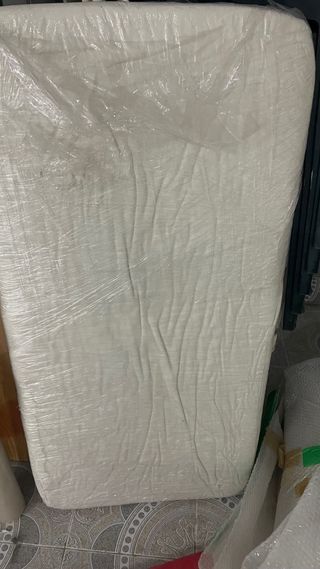 Cuna de madera con colchón