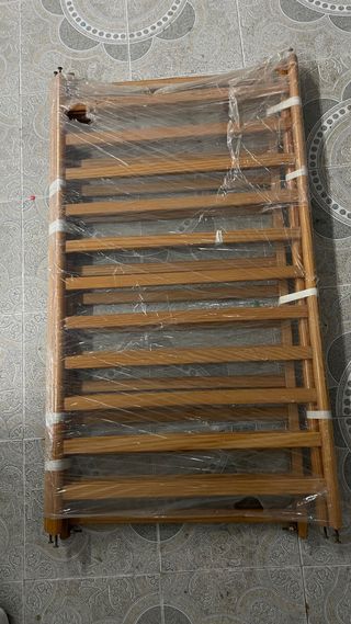 Cuna de madera con colchón