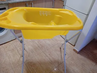 Bañera para bebé amarilla con soporte