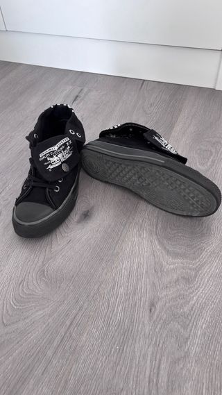 Zapatillas Levi's negras y plateadas